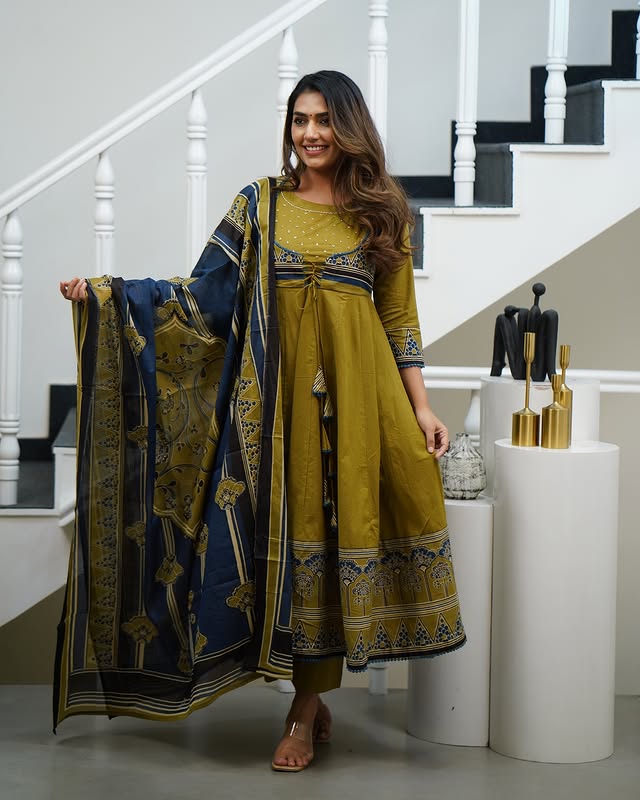 Musterd Anarkali kurta set🍁